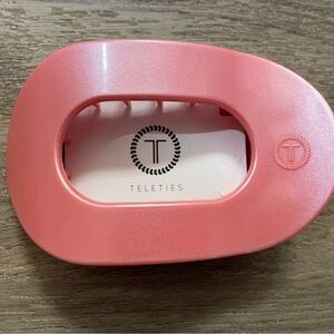Teleties Medium Open Round Flat Calming Coral Hair Clip